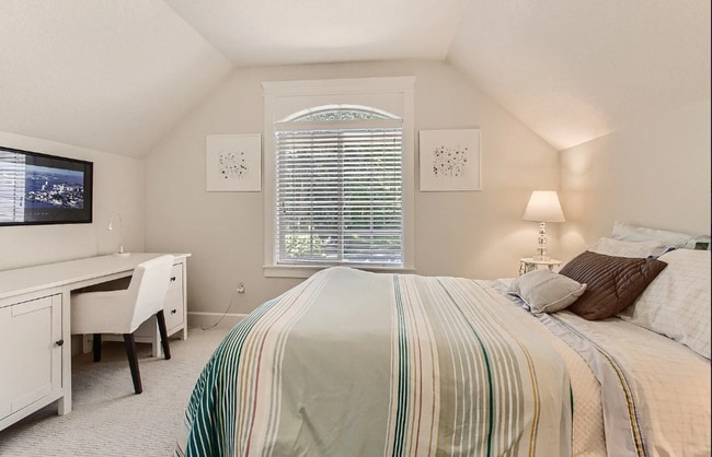 Building Photo - *Coming Soon!!* Fabulous Bright Townhome in the Heart of Downtown Lake Oswego.