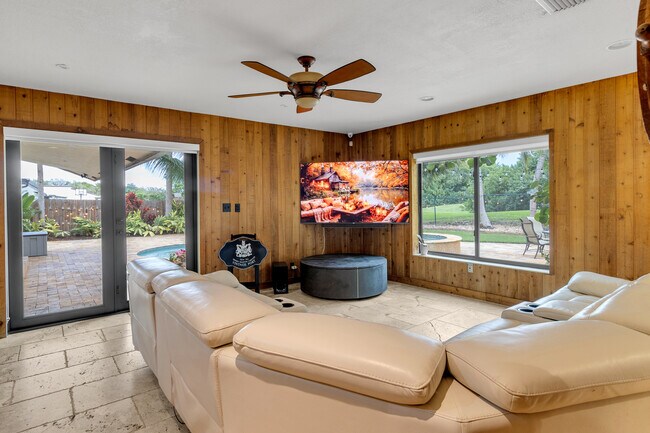 Building Photo - 13400 N Calusa Club Dr