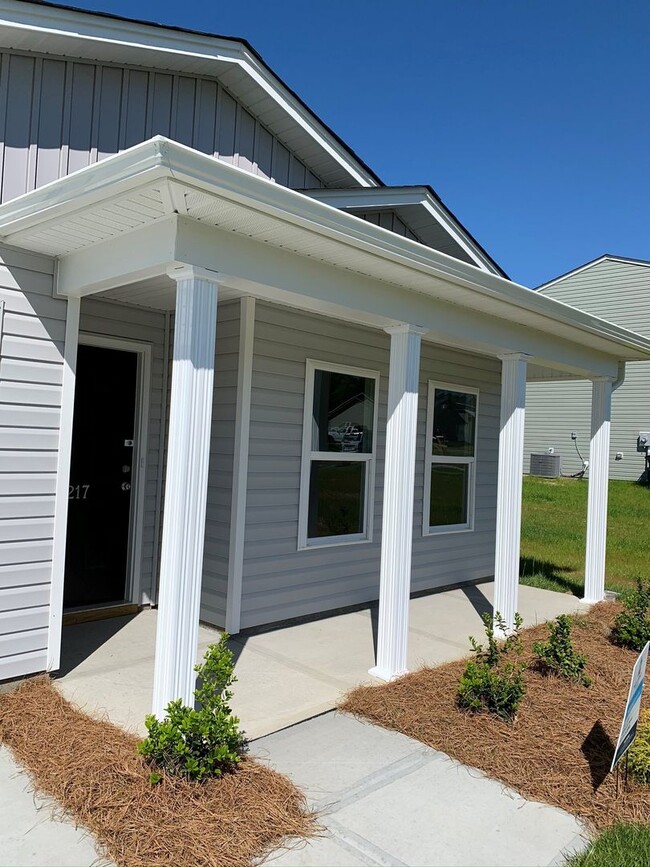 Building Photo - Four Bedroom Home!