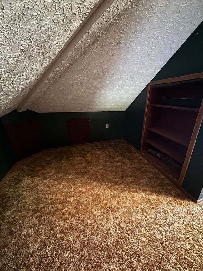 Building Photo - 4 Bedroom, 2 Bathroom House