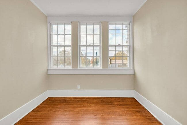 Building Photo - 402 N Gloster St