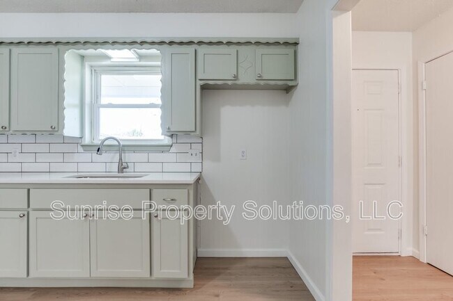 Building Photo - 636 SW 13th St