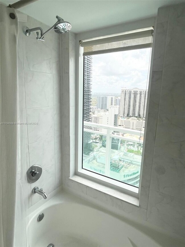 Building Photo - 950 Brickell Bay Dr