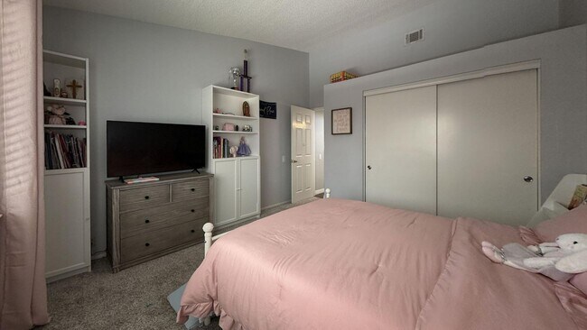 Building Photo - 1562 Campus Ave