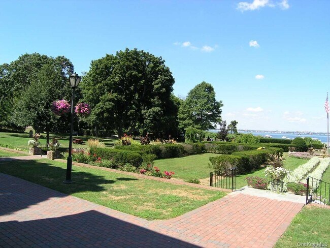 Building Photo - 123 Middle Neck Rd