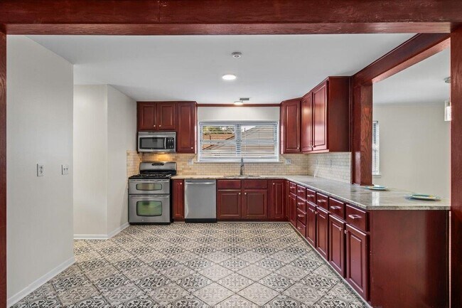 Building Photo - 1554 Estate Dr