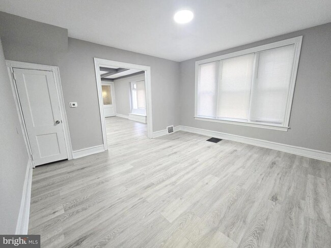 Building Photo - 5011 Larchwood Ave