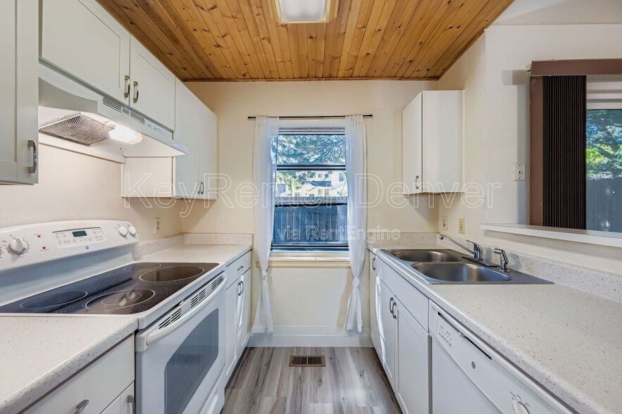 Building Photo - 10587 W Maplewood Dr