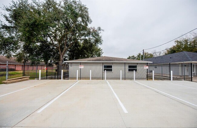 Building Photo - 5044 Mallow St