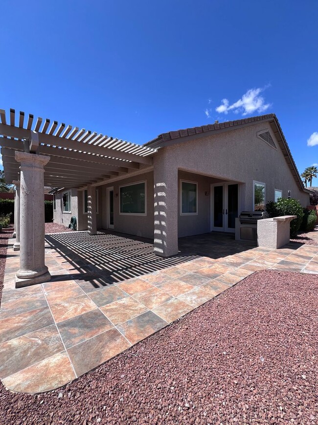 Building Photo - Stunning 4-Bed 3 Car Garage Gated Single S...