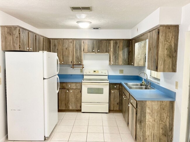 Building Photo - 2 bedroom, 1.5 bath home with carport