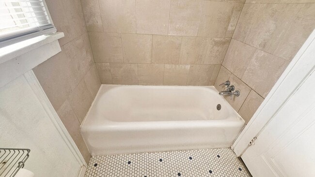 Building Photo - Duplex in the heart of historic NW OKC!