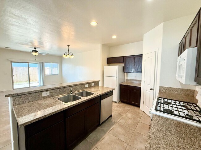 Building Photo - 8195 E Ashley Dr