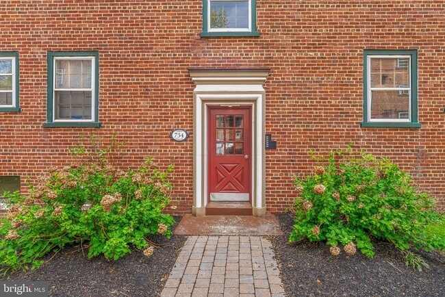 Building Photo - 734 North Terrace