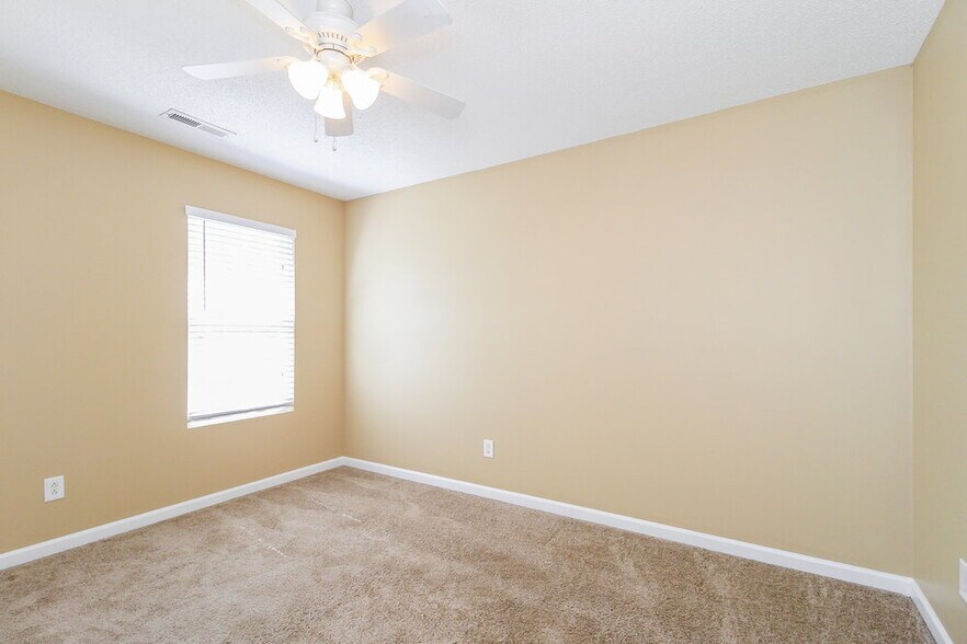 Building Photo - 300 Creekview Dr