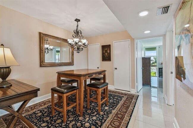 Building Photo - 7400 Sun Island Dr S