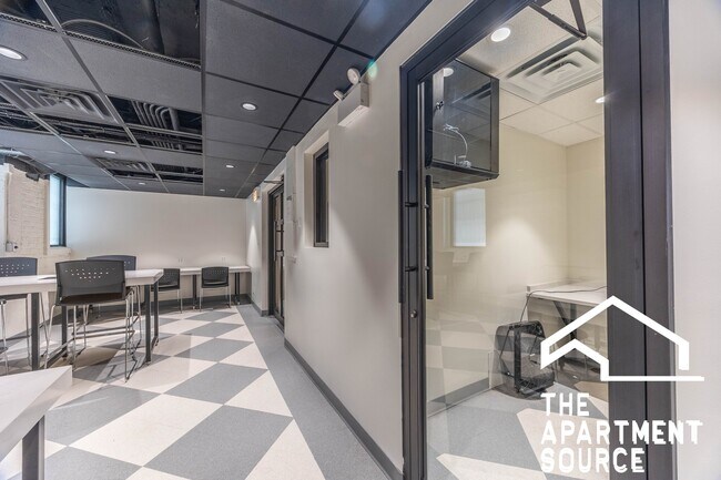 Building Photo - 1140 N La Salle Dr