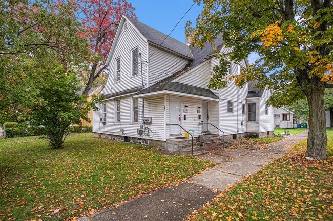 Building Photo - $950 2 Bedroom 1 bathroom apartment Fully ...