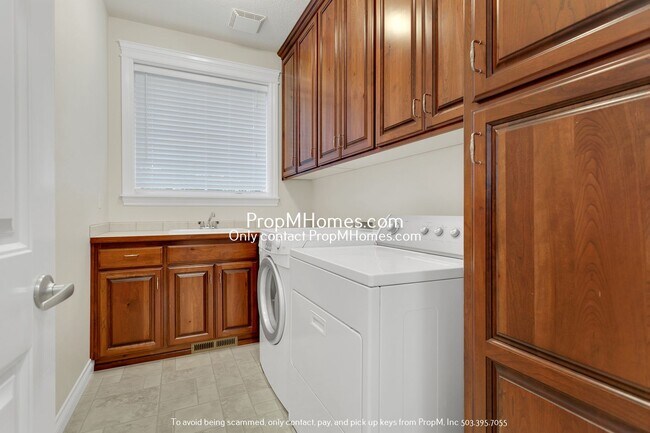 Building Photo - Luxury Four Bedroom Home in Oregon City!