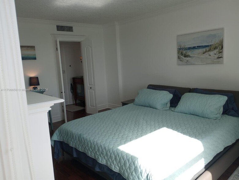 Building Photo - 3625 N Country Club Dr