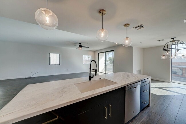 Building Photo - 504 E Roosevelt St