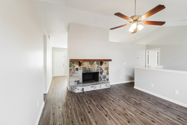 Building Photo - 3 Bedroom Split Level Atlanta Home