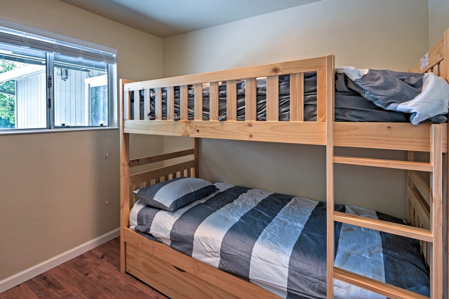 Building Photo - 10505 Center Ave