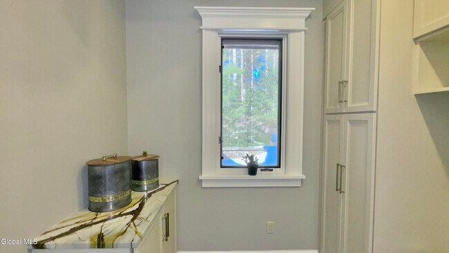 Building Photo - 9 Oakbrook Blvd