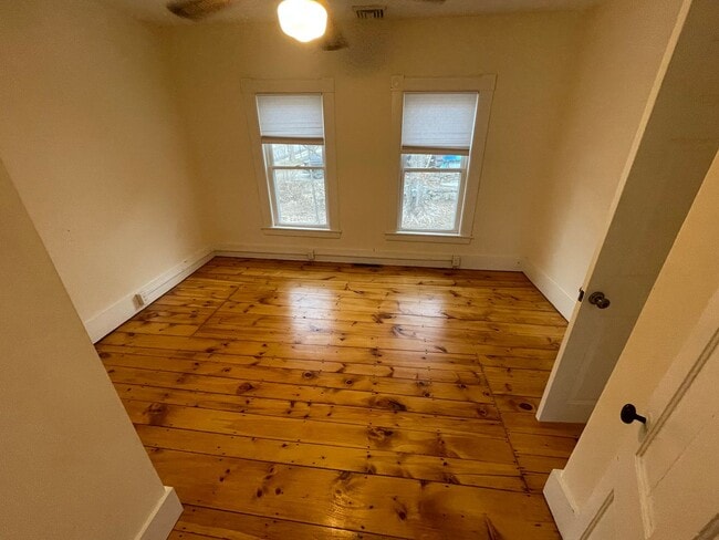 Building Photo - Spacious 3 Bedroom Unit