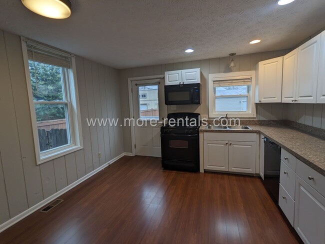 Building Photo - 404-406-406 E Deshler Ave