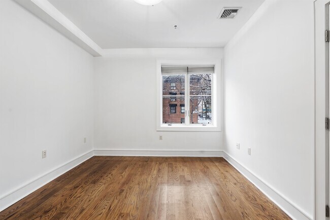 Building Photo - 635 6th St