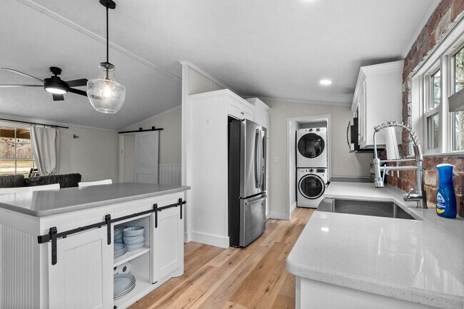 Building Photo - Ranch with 6 Acres!