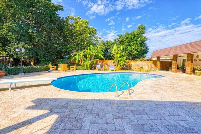 Building Photo - 5826 SW 17th St