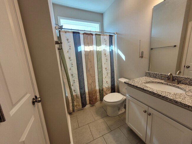 Building Photo - Spacious 4 Bedroom/ 3 Bathroom Home in Lovely Terrell - 2 Car Garage - Washer/Dryer and Lawn Main...