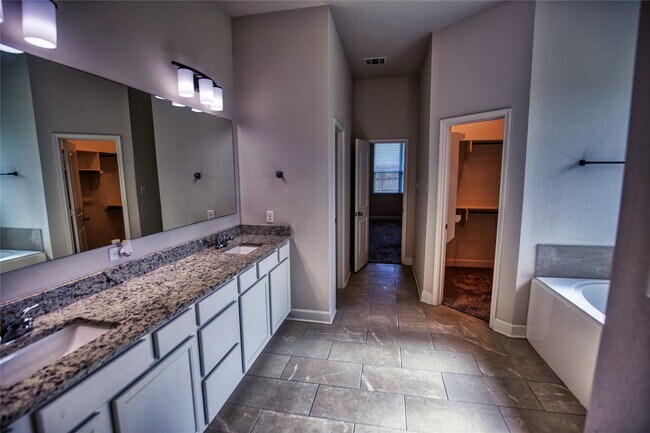 Building Photo - 912 Farm Path