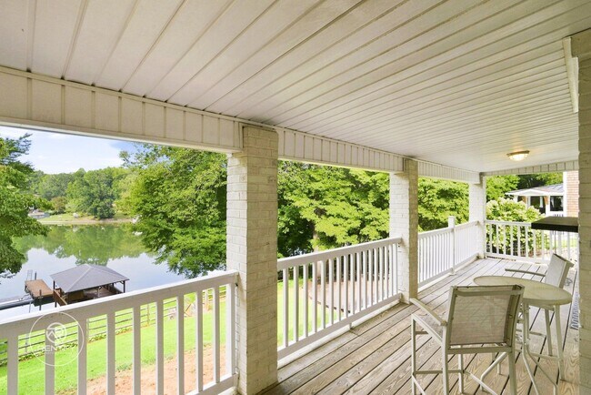 Building Photo - 7088 Wateredge Dr