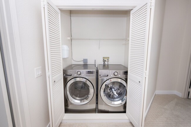 Building Photo - Beautiful 2 bed 2.5 bath condo available n...