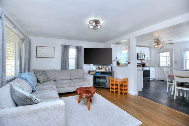 Building Photo - 545 Old Stratfield Rd