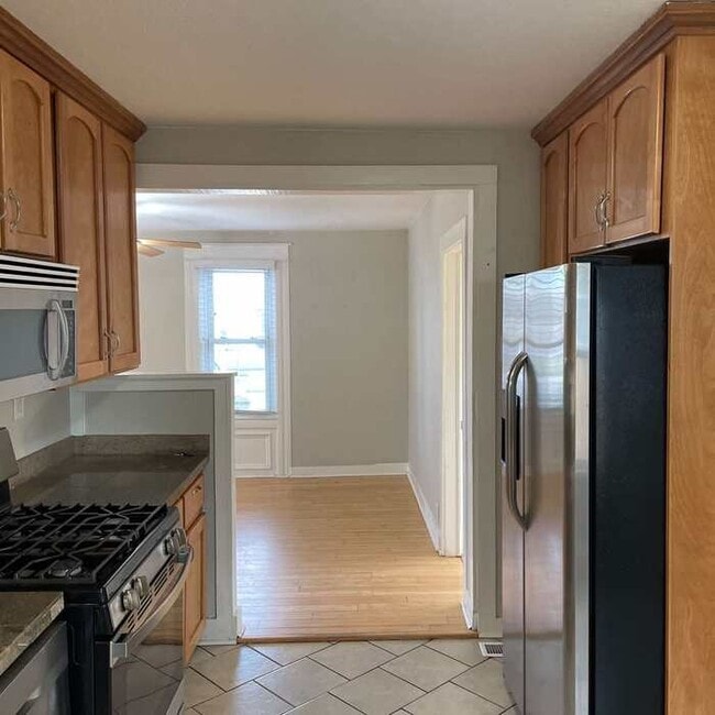 Building Photo - 3 Bed & 1 Bath House in Englewood / Available soon!