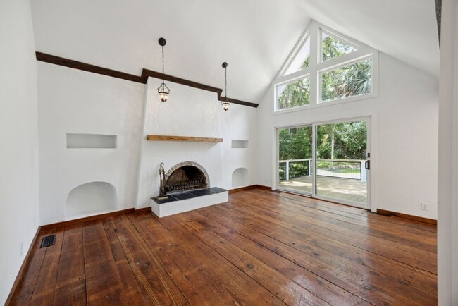 Building Photo - Available 6/15. Stunning, Fully-Rennovated...