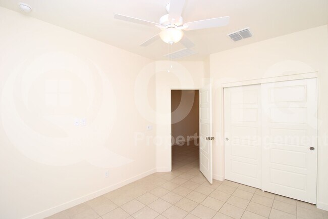 Building Photo - 744 E Diamond Dr