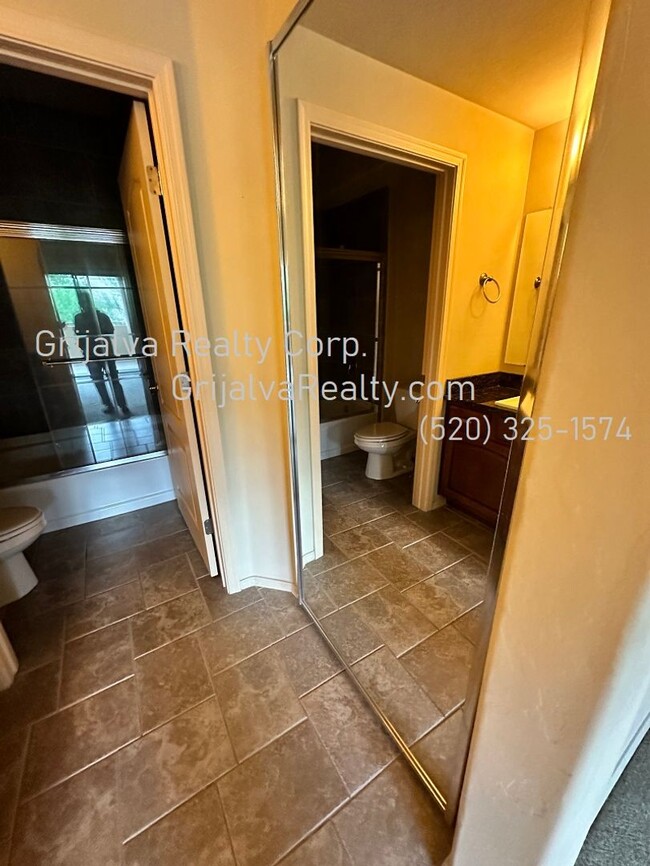 Building Photo - 2 Bed, 2 Bath Condo in Foothills Gated Com...