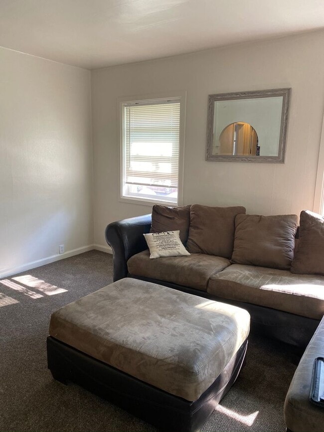 Building Photo - 6 bedroom 2 bath home