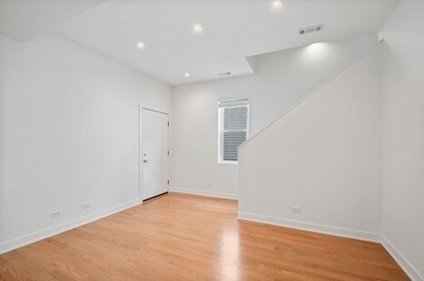 Building Photo - 1217 W Wellington Ave