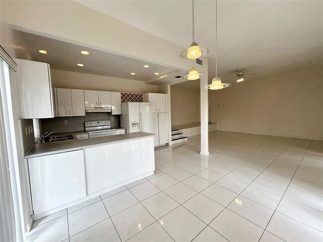 Building Photo - 4850 SW 63rd Terrace