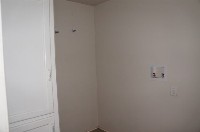 Building Photo - 650 Thousand Oaks