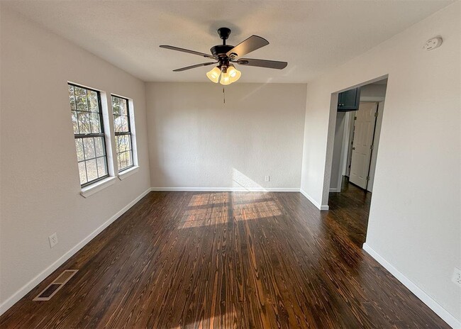 Building Photo - 203 W Dale St