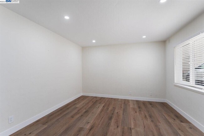 Building Photo - 5478 Vicente Way