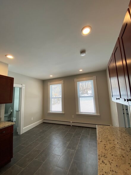 Large eat-in space in kitchen - 34 Uxbridge St