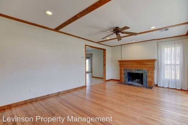 Building Photo - 3 br, 2 bath House - 807 S Littler Ave